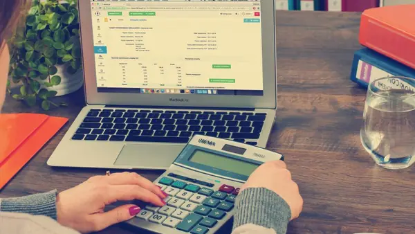 Notebook, calculadora y documentos contables