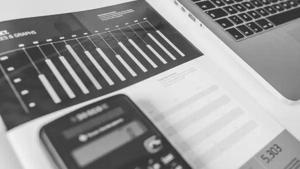 Calculadora junto a un informe con gráficos de barras