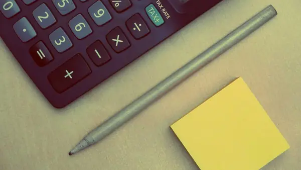 Calculadora y notas adhesivas para el control contable