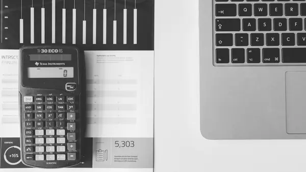 Calculadora junto a un notebook para conciliar cuentas