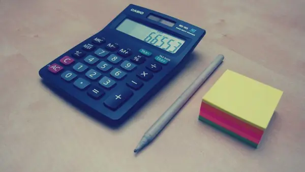 Calculadora y lápiz sobre el escritorio para calcular un finiquito