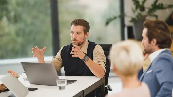 Reunión de trabajo de un equipo de auditoría en una oficina
