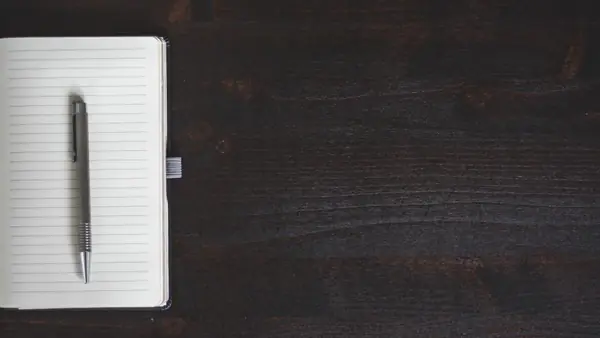 Cuaderno y lápiz en un escritorio de contabilidad