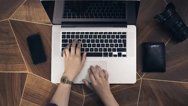 Manos trabajando en un notebook durante una auditoría