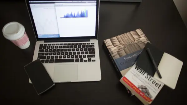 Escritorio con notebook y documentos de facturación