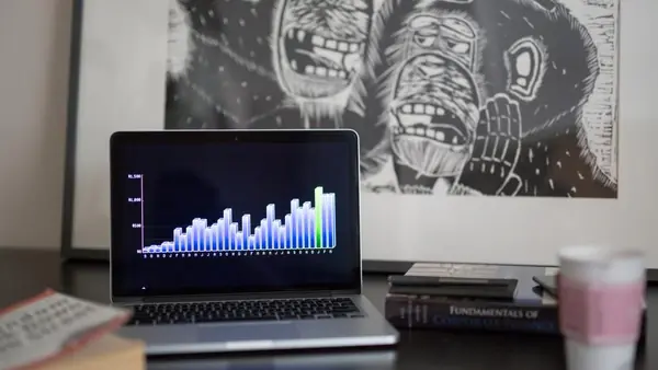 Gráfico financiero en la pantalla de un notebook