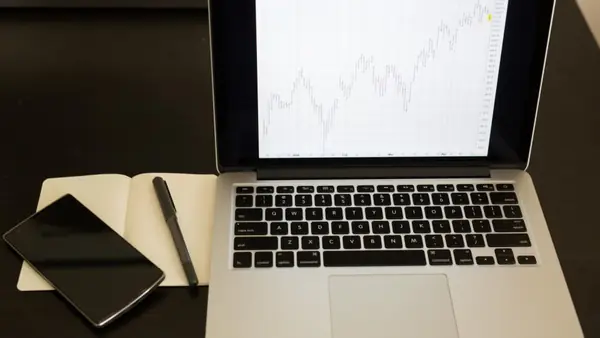 Notebook mostrando un gráfico de evolución financiera