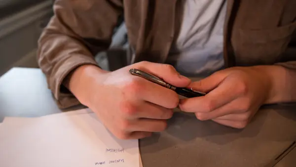 Profesional revisando y firmando documentos en un escritorio