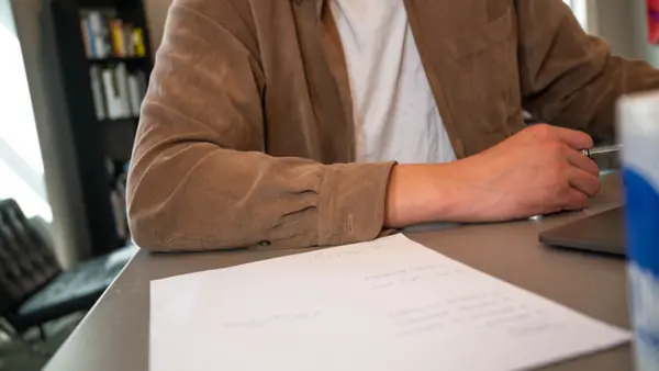 Persona revisando papeles tributarios en su escritorio