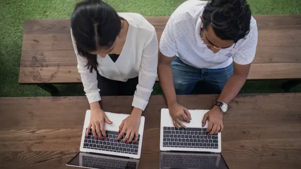 Dos emprendedores trabajando con notebooks