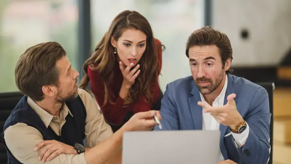 Reunión de equipo con notebook en una empresa