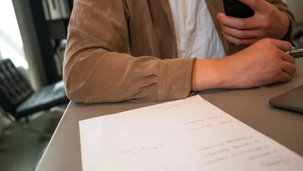 Trabajador independiente revisando una boleta de honorarios firmada en su escritorio